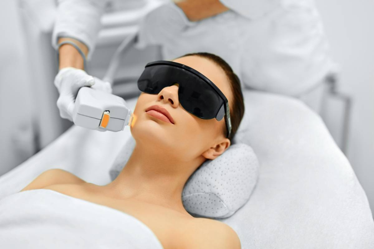 Treatment using lasers to remove wrinkles on woman